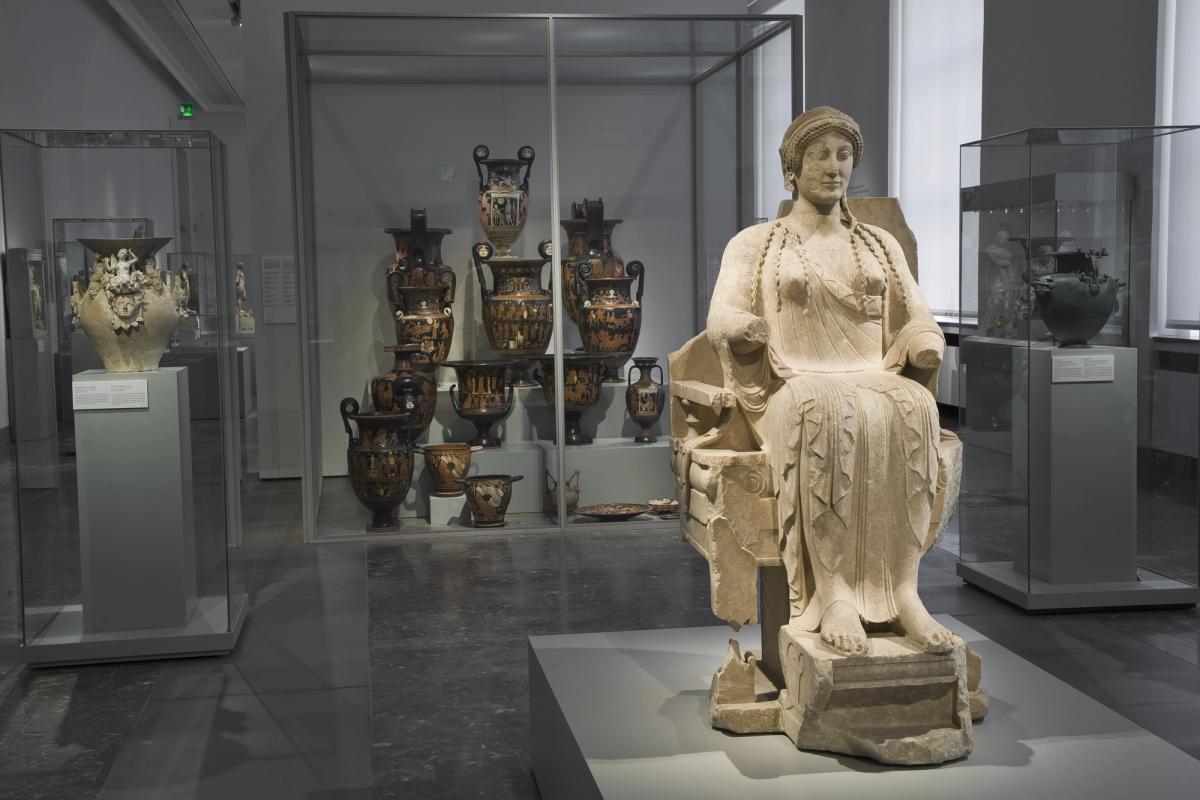 Exhibition view of the collection of antiquities in the Altes Museum with the Apulian vases in the background © Antikensammlung / Johannes Laurentius