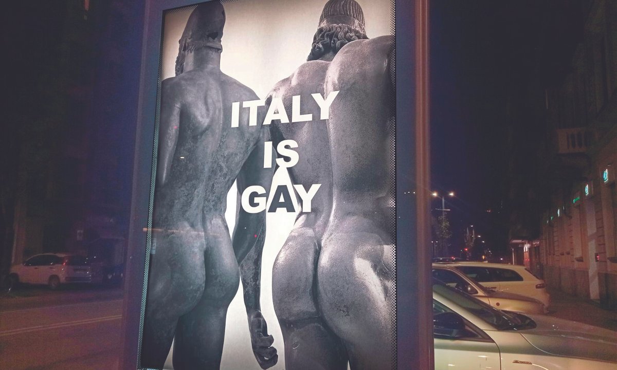 Hol futbolka porno Men bir yigitni mindirdim va uni sikdim