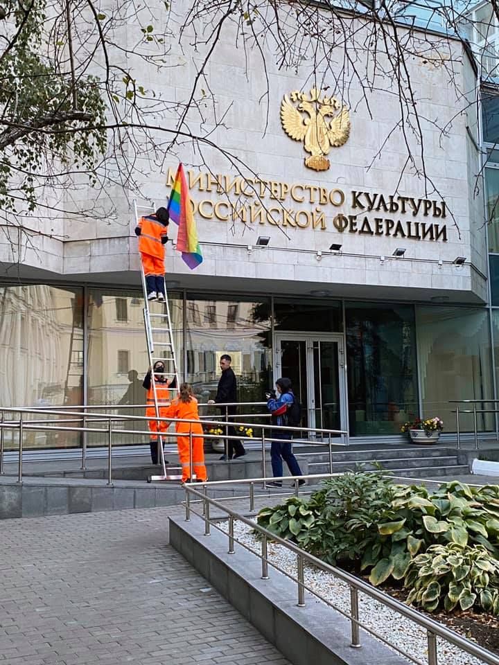 Pussy Riot members hang flags on government buildings in Russia © Pussy Riot