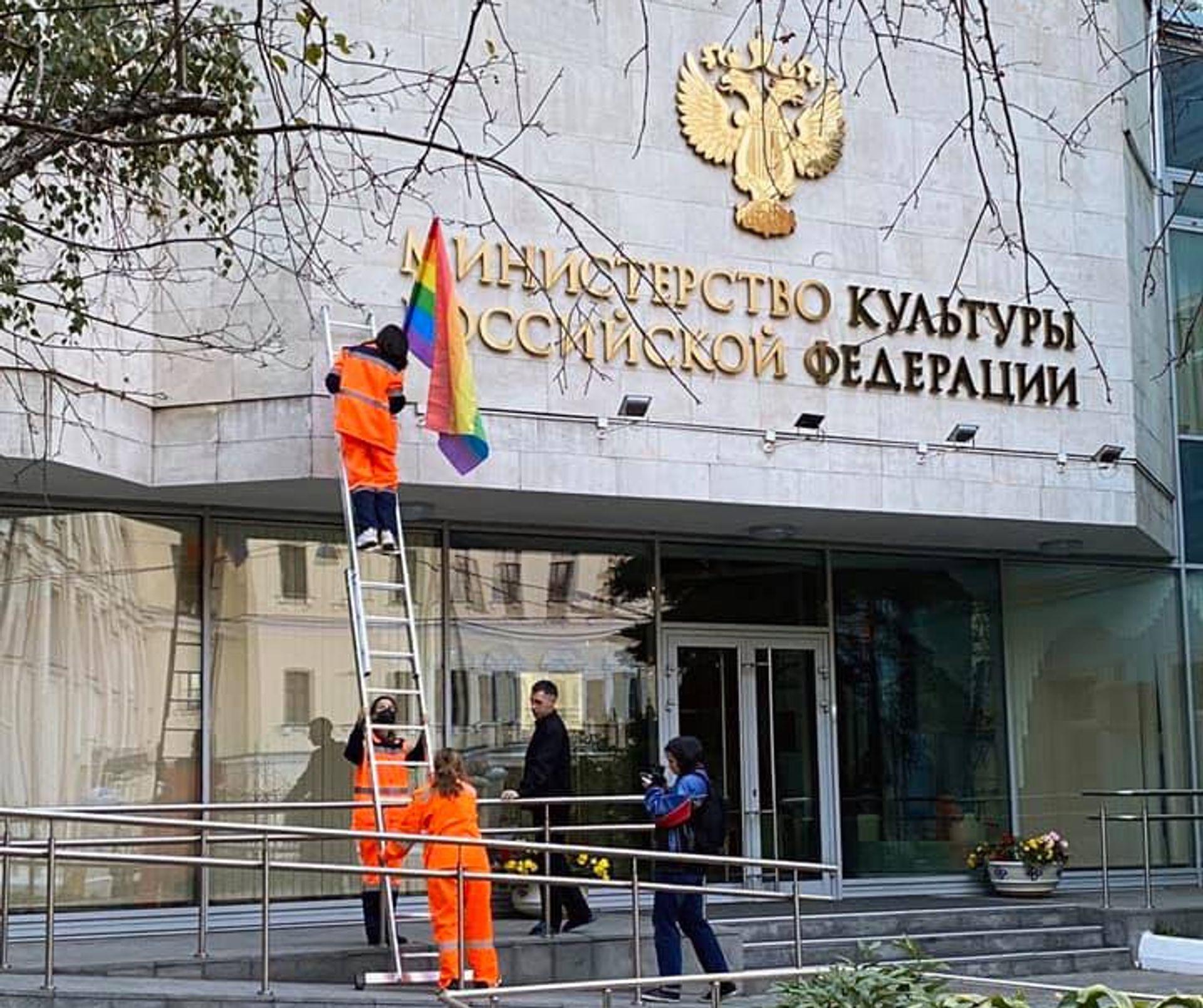 Pussy Riot members hang flags on government buildings in Russia © Pussy Riot