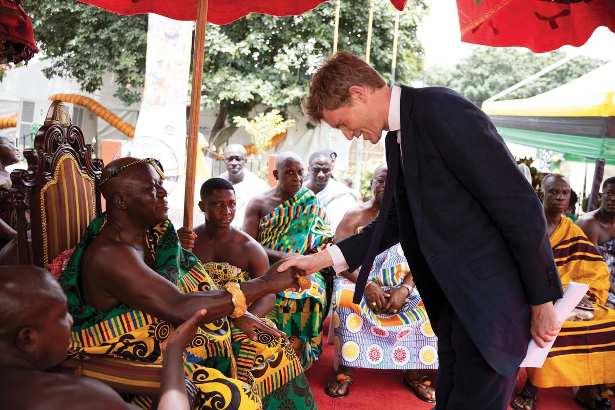 Victoria & Albert Museum director Tristram Hunt meets the Ghanaian Asantehene Otumfuo Osei Tutu II at a ceremony marking the return of Asante treasures at the Manhyia Palace Museum in Kumasi © Elijah Donkor