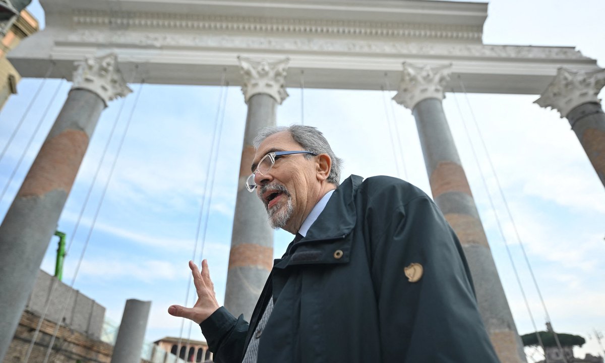 Basilica Ulpia part-rebuilt on original colossal scale in Rome Basilica Ulpia part-rebuilt on original colossal scale in Rome