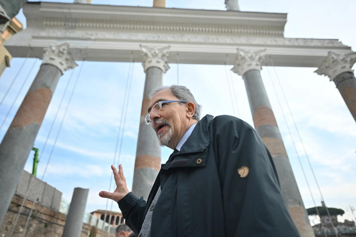 Claudio Parisi Presicce, Rome's superintendent of cultural heritage,  next to the partial reconstruction of the two-storey colonnade of the basilica Ulpia in Rome © Photo: Filippo Monteforte/AFP via Getty Images
