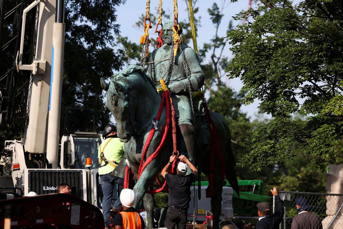 A statue of Confederate general Robert E. Lee is removed in  Charlottesville, Virginia, on 10 July 2021. Photo: Reuters/Evelyn Hockstein