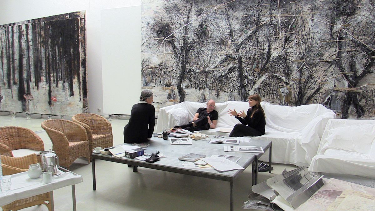 Anselm Kiefer speaking to Café Deutschland founder Franziska Leuthäußer © Städel Museum