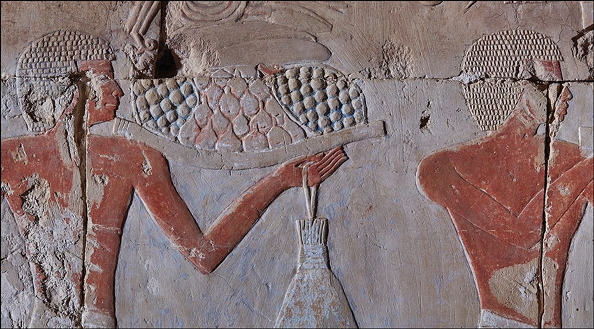 Art at the Chapel of Hatshepsut. Differing quality suggests the left wig was made by an apprentice, the right by a master © Maciej Jawornicki