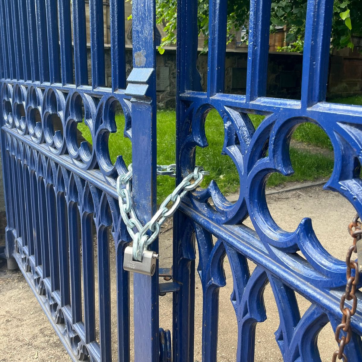 Cameron Rowland has wrapped a chain and padlock around Ramshorn Cemetery 