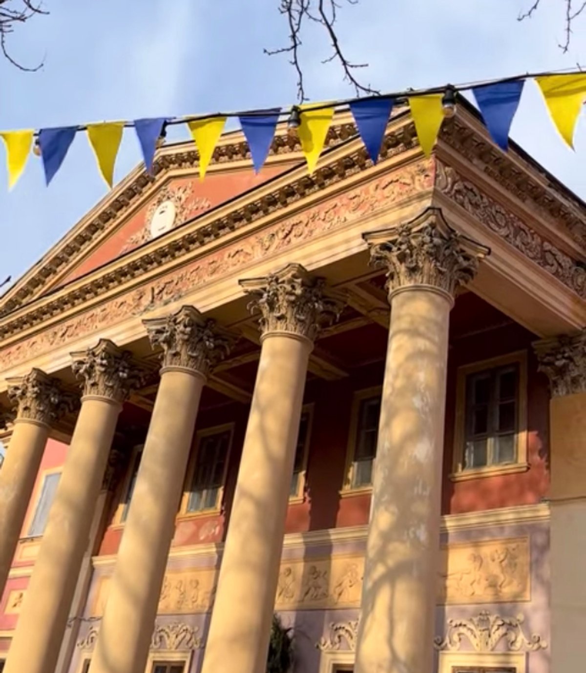The Odesa Fine Arts Museum is flying the Urkainian flag © Oleksandra Kovalchuk/Facebook