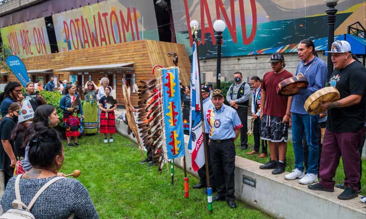 Report on Chicago’s monuments urges removal of Columbus statues, creation of markers that tell city’s ‘true and complete history’ Report on Chicago’s monuments urges removal of Columbus statues, creation of markers that tell city’s ‘true and complete history’