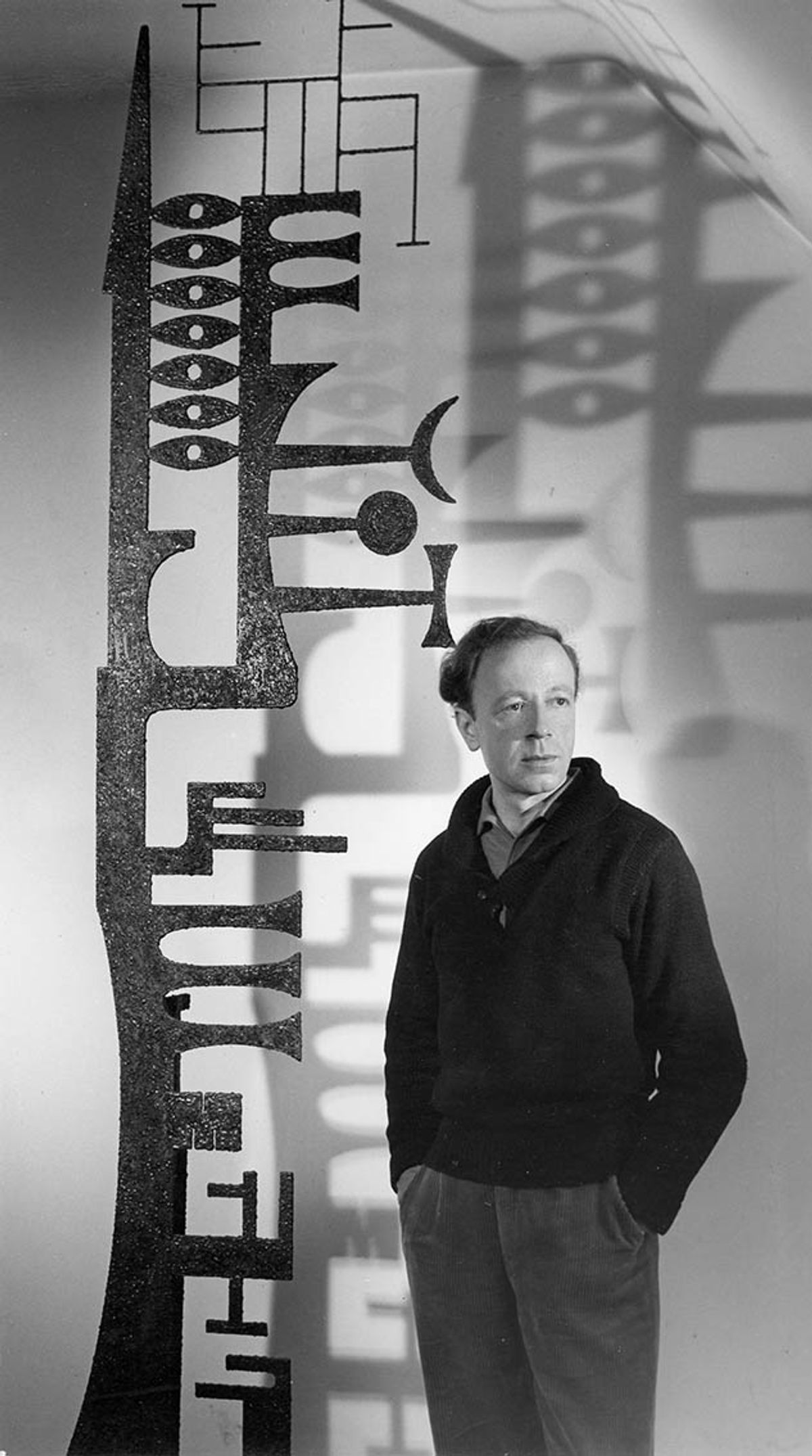 Egon Altdorf with Pflugfigur mit 7 Augen und Kronenmotif (Plough-Figure with 7 Eyes and Crown-Motif) (1960) Photo: W. Hegge, Wiesbaden