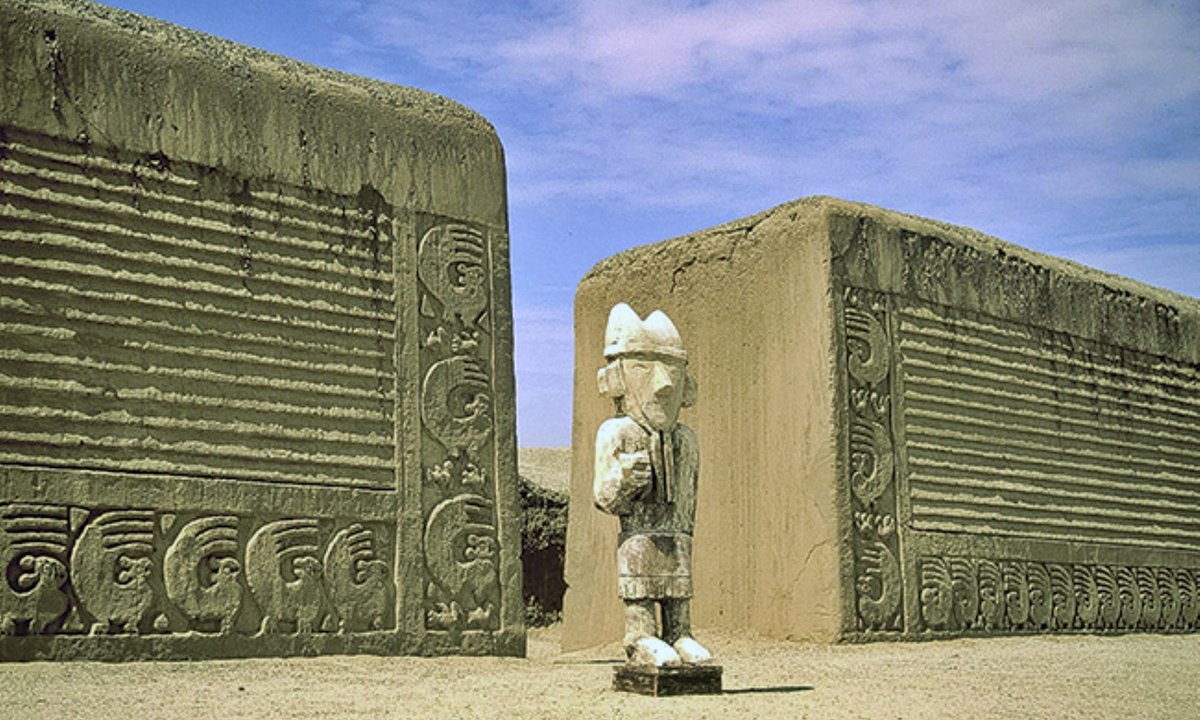 Vandal sprayed obscene graffiti at Peruvian archaeological site in broad daylight