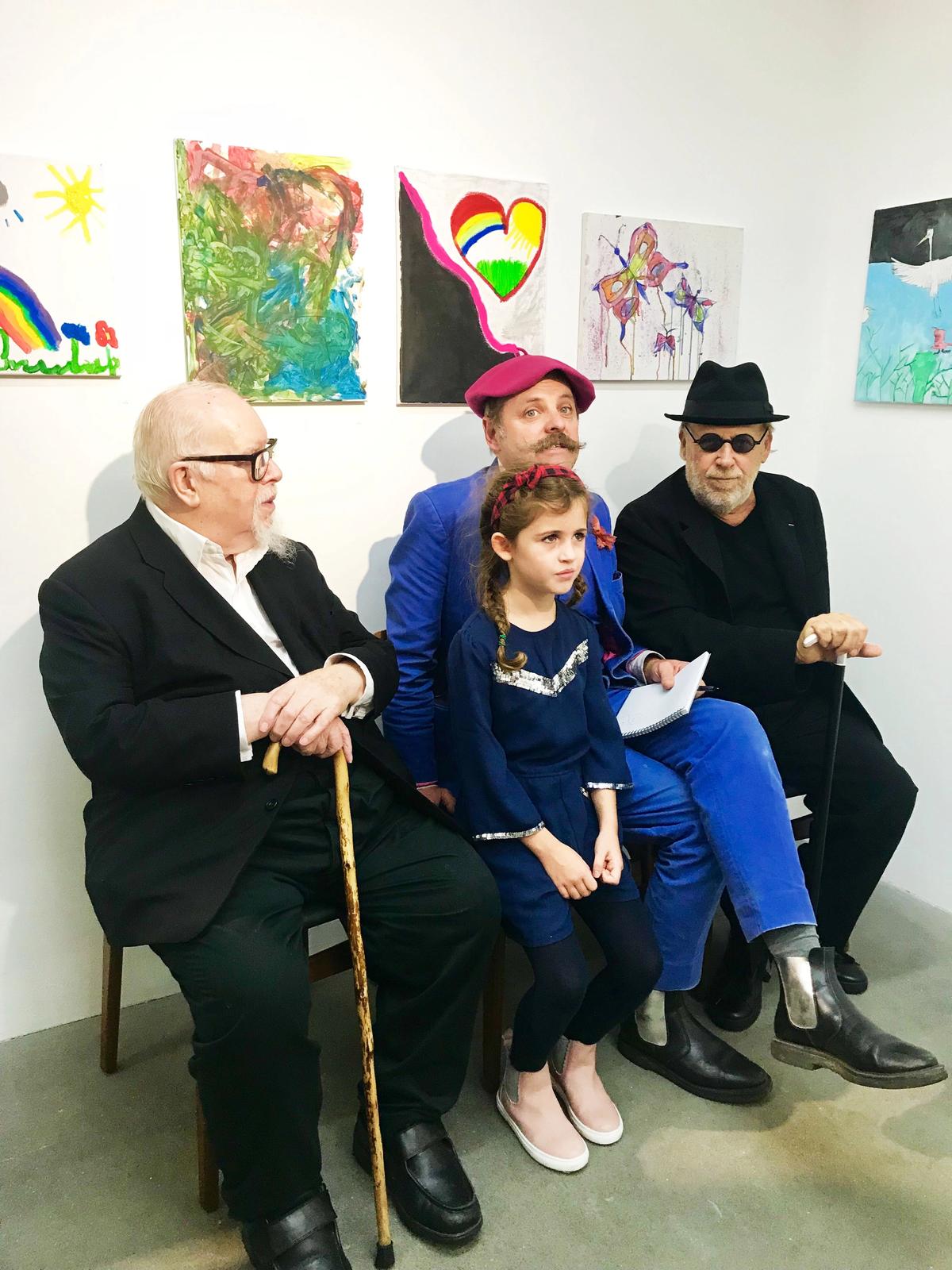Peter Blake, Joseph Kosuth and Gavin Turk with Alison Jacques’ altruistic seven-year-old daughter © Louisa Buck