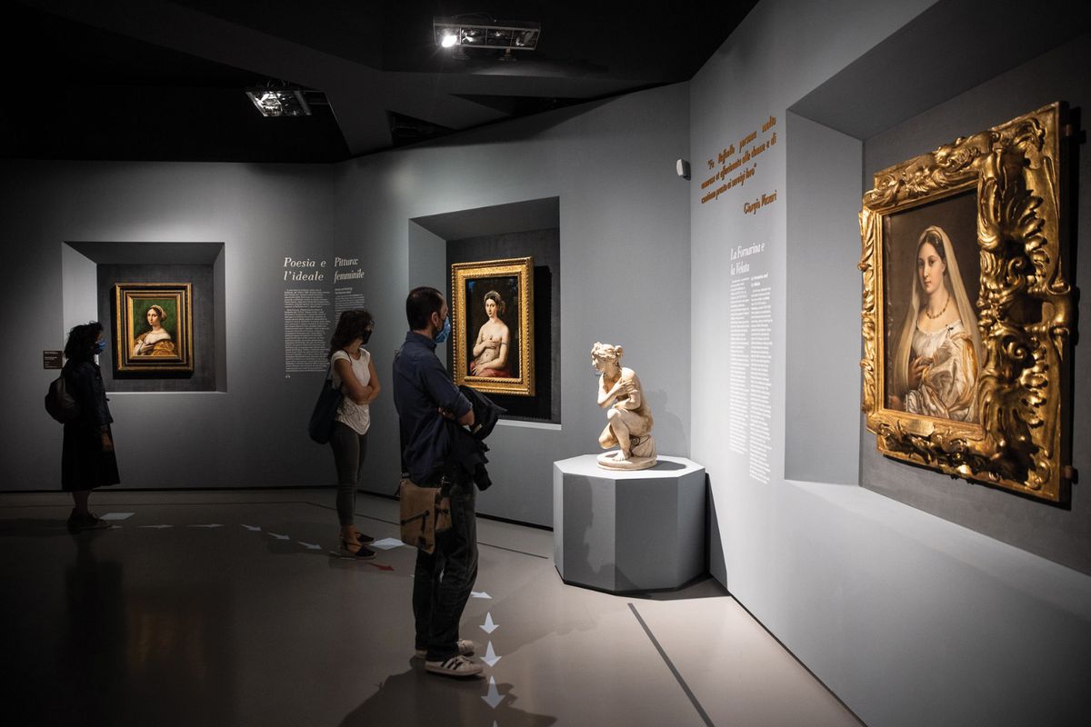 Socially distanced visitors taking in Raphael's masterpieces at the Scuderie del Quirinale in Rome © Alberto Novelli