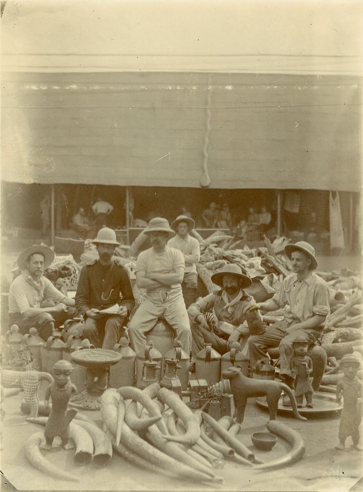 British soldiers with looted art treasures from the Royal Palace in Benin © 2020 The Trustees of the British Museum