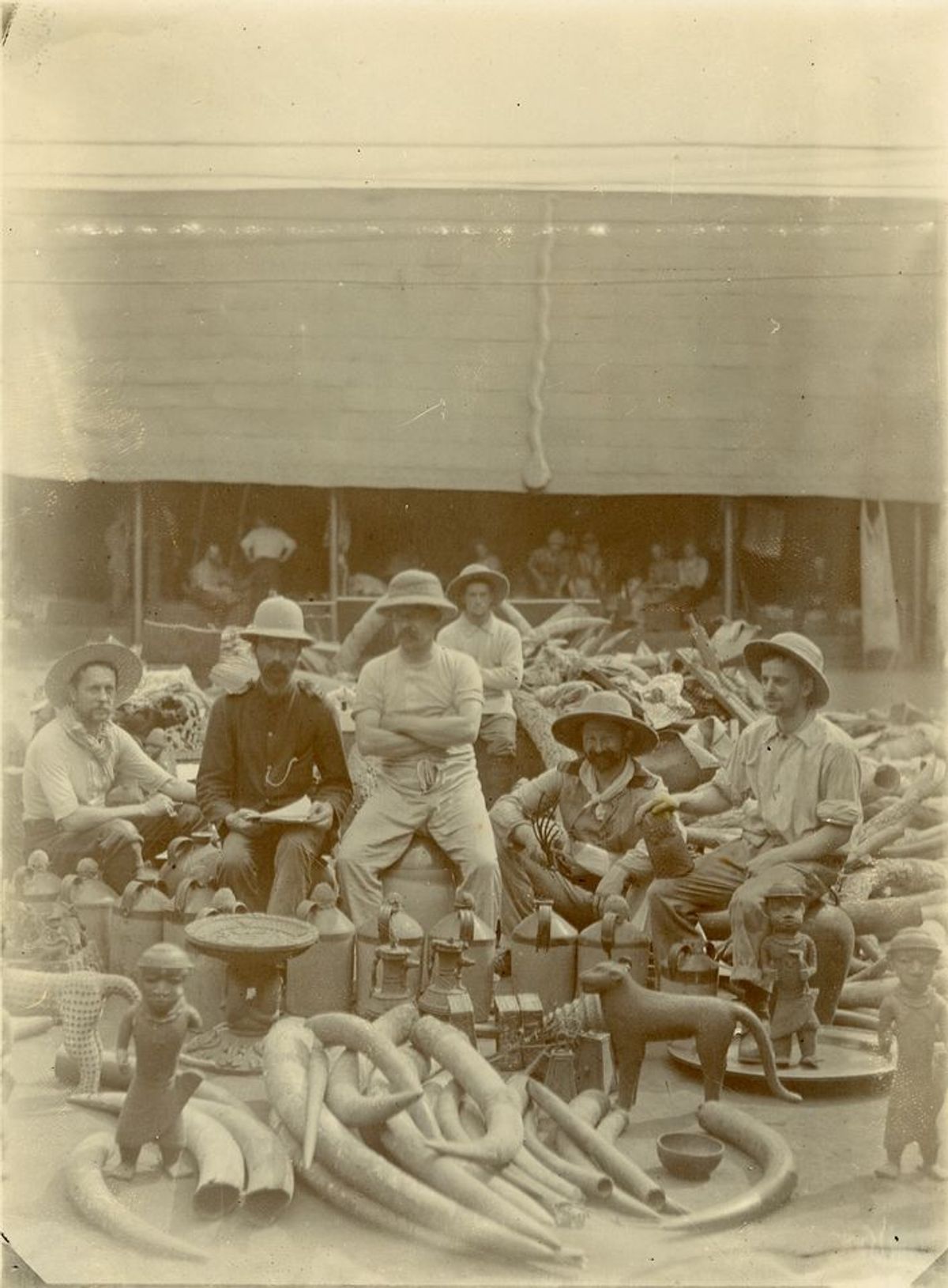 British soldiers with looted art treasures from the Royal Palace in Benin © 2020 The Trustees of the British Museum