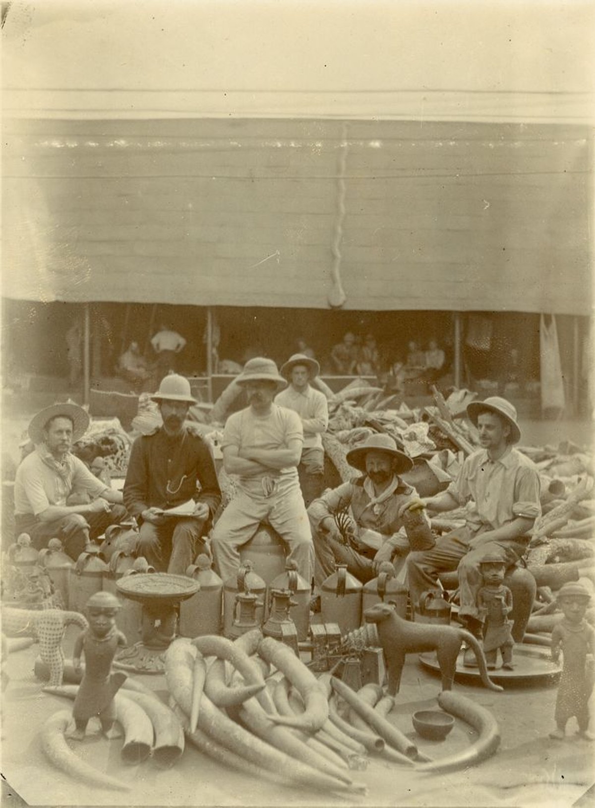 British soldiers with looted art treasures from the Royal Palace in Benin © 2020 The Trustees of the British Museum