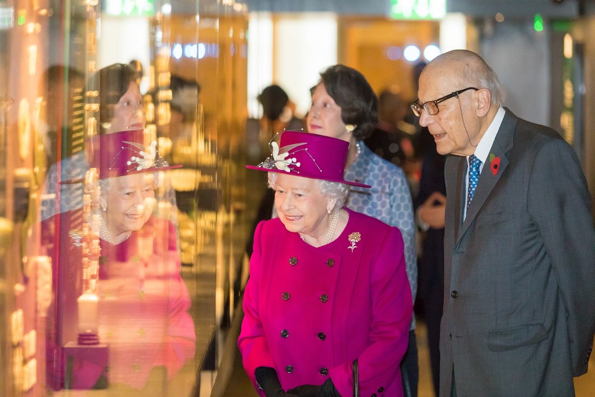 The late Queen Elizabeth II with Joseph Hotung at the British Museum in 2017 Photo: © Benedict Johnson