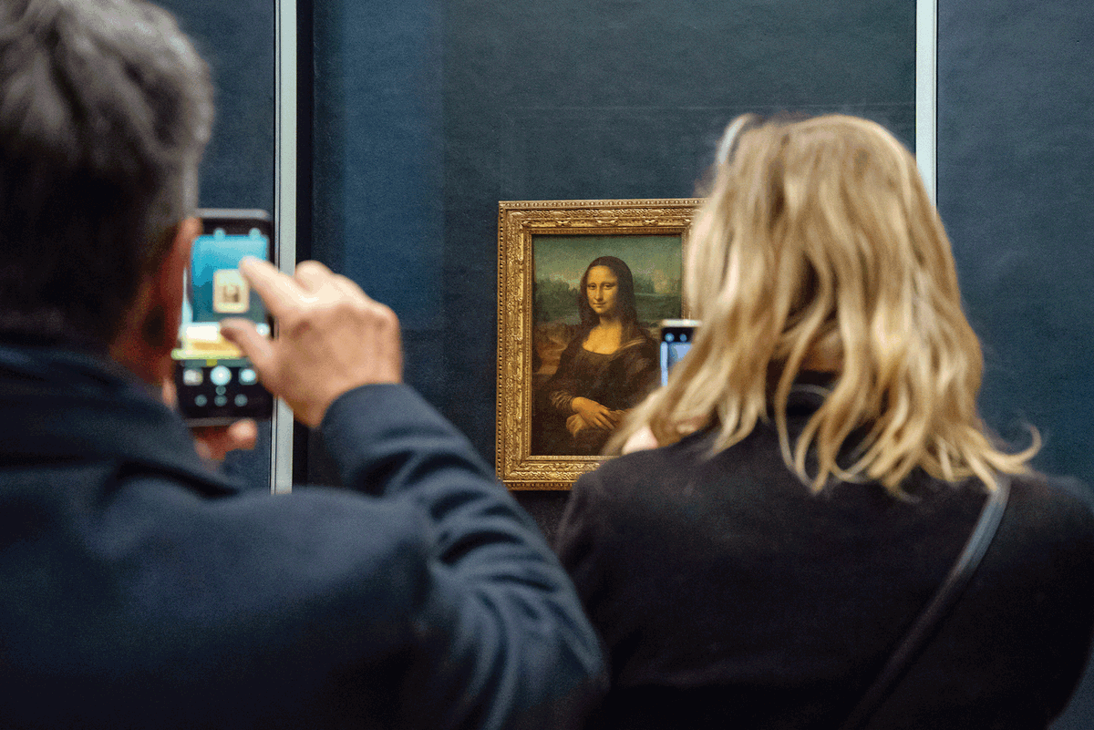 How to solve a problem like Mona Lisa: the smartphone scrum is an entirely different environment to the more intimate setting originally intended
Photo © Olga Chetvergova