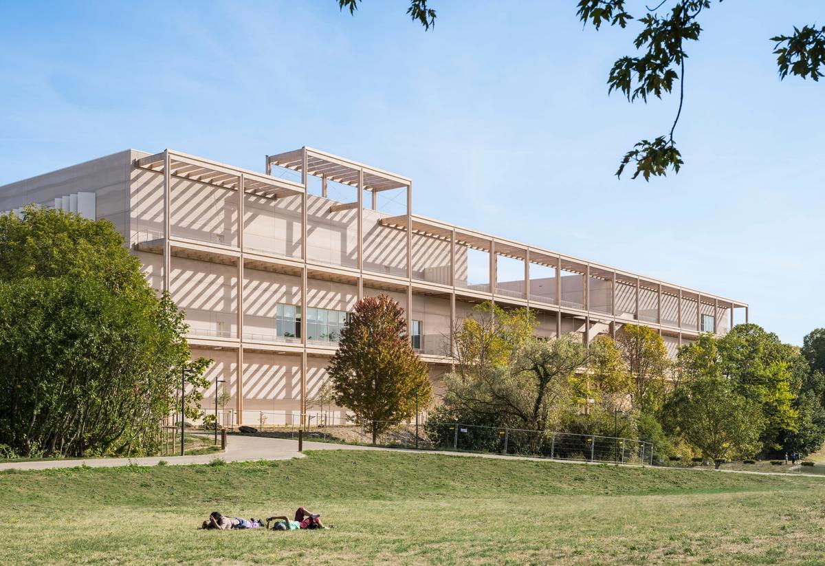 The front of the Centre Pompidou Francilien, with an exterior created using Douglas fir, overlooks a lake and a park
Photo © Sergio Grazia, 2026