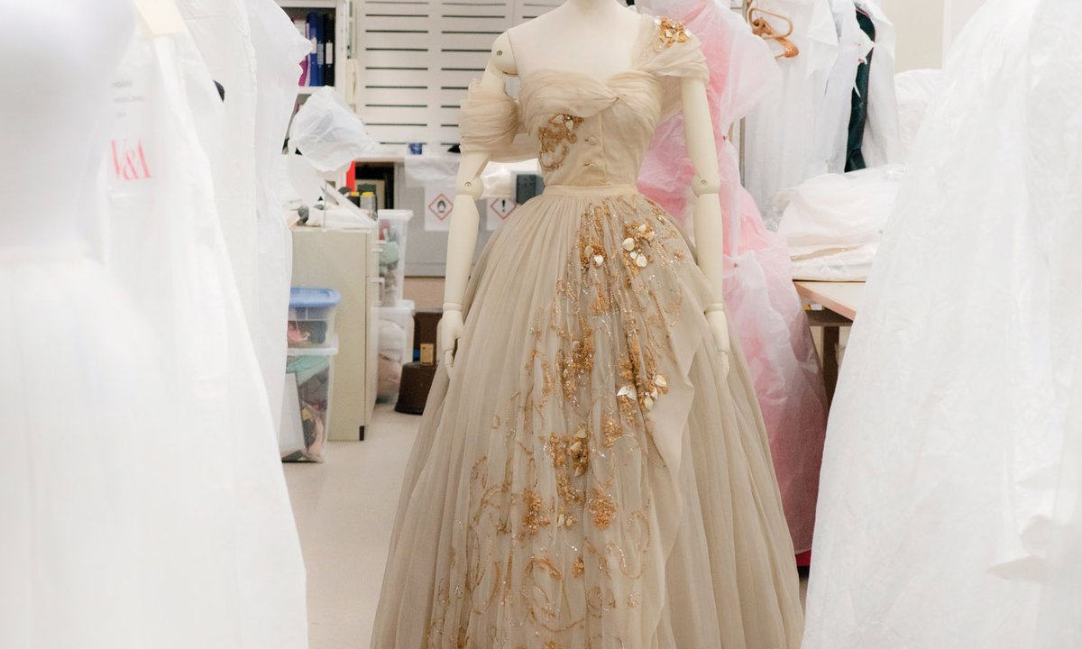 cream dior dress of princess margaret Princess Margaret wore a cream-colored Dior dress for her 21st birthday commemorations at Sandringham House in 1951. The off-the-shoulder silk gown was created and customised by designer Christian Dior, whom Margaret became
