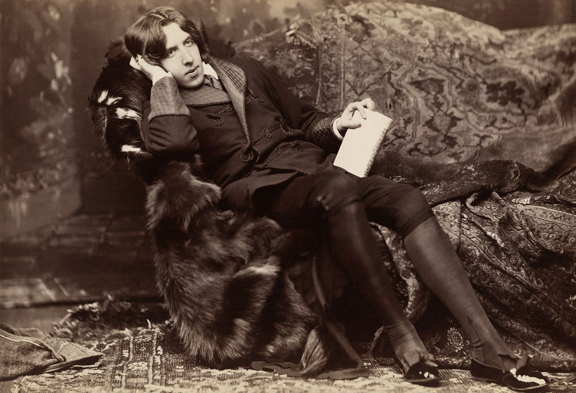 Oscar Wilde reclining with Poems, by Napoleon Sarony in New York in 1882. 