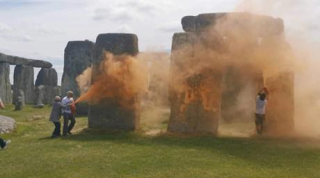  Two eco-activists arrested after Stonehenge sprayed with orange powder  