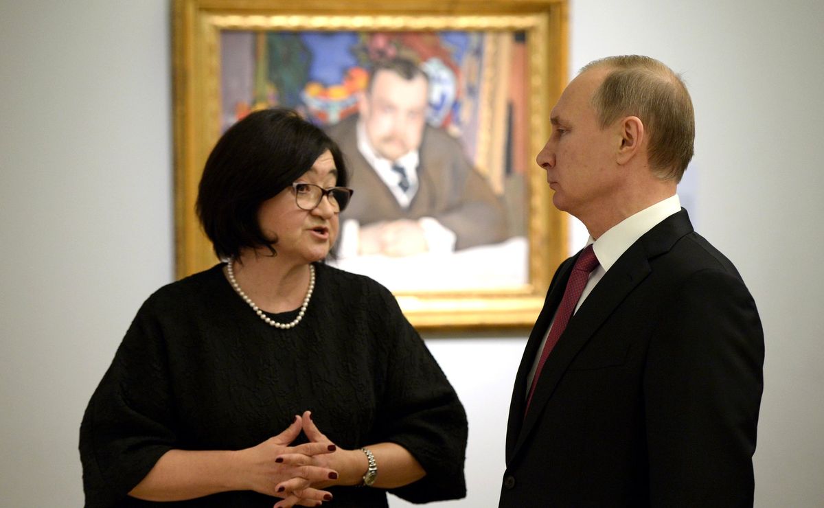 Left to right: Zelfira Tregulova speaking to President Vladimir Putin on his visit to the Tretyakov Gallery in 2016

Photo: Kremlin via Wikimedia Commons