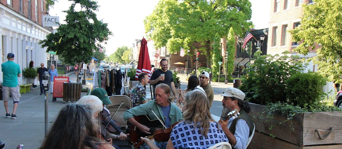 Buskers perform on the street during the Second Saturday Hudson Gallery Crawl in June 2021 Photo: Barbara Reina
