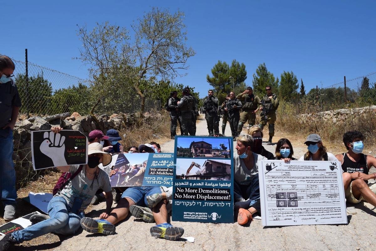 Activists join Alice Kisiya in a protest to call for her to be given access to her land
Photo: Alice Kisiya