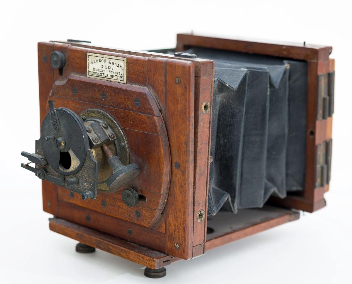 Mawson & Swan camera owned by Winslow Homer, around 1882 Photo: Dennis Griggs, Tannery Hill Studio, Topsham, Maine. Gift of Neal Paulsen, in memory of James Ott and in honor of David James Ott ’74. Bowdoin College Museum of Art, Brunswick, Maine