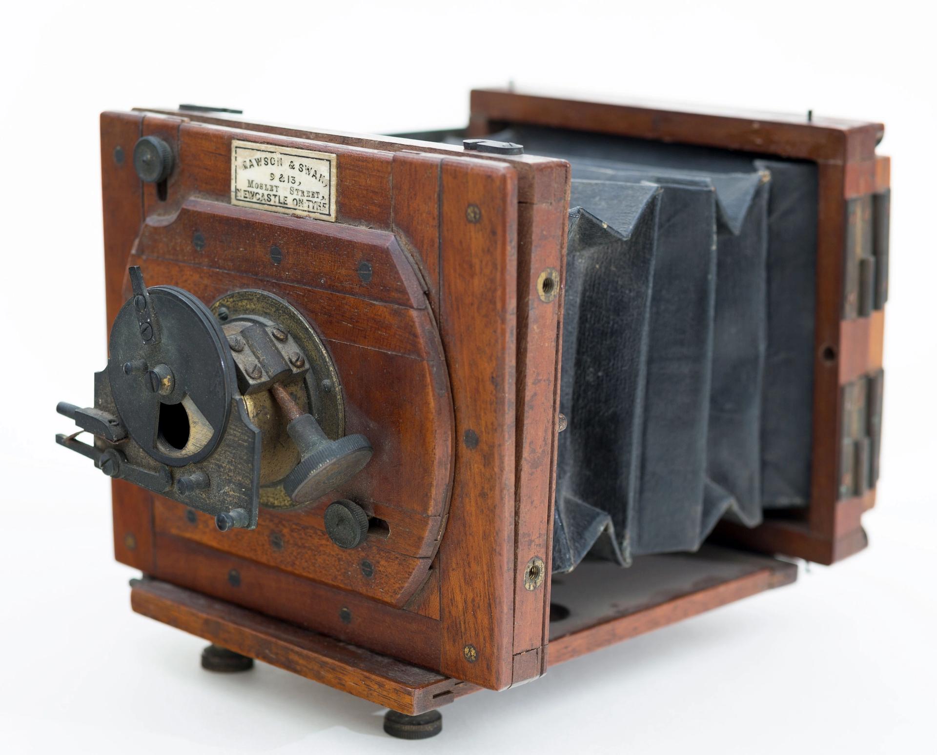 Mawson & Swan camera owned by Winslow Homer, around 1882 Photo: Dennis Griggs, Tannery Hill Studio, Topsham, Maine. Gift of Neal Paulsen, in memory of James Ott and in honor of David James Ott ’74. Bowdoin College Museum of Art, Brunswick, Maine
