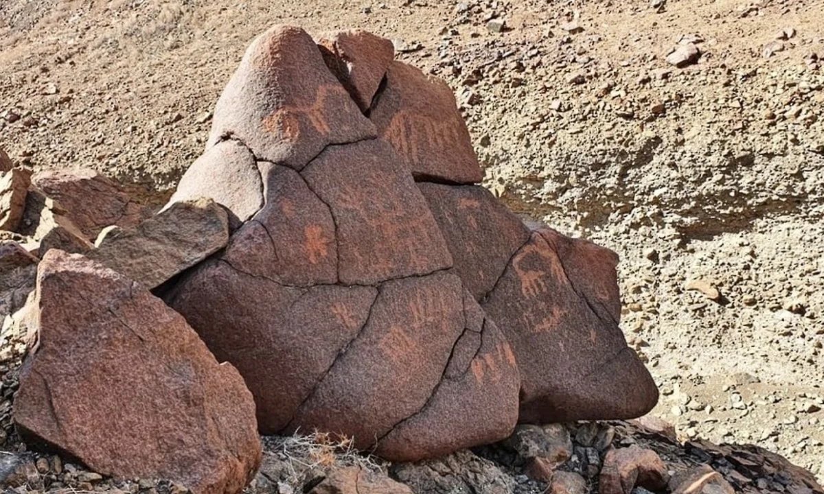 “علامات تتكلم عبر الزمن”: نقوش ورسومات صخرية مكتشفة في عمان – جريدة الفن “علامات تتكلم عبر الزمن”: نقوش ورسومات صخرية مكتشفة في عمان – جريدة الفن