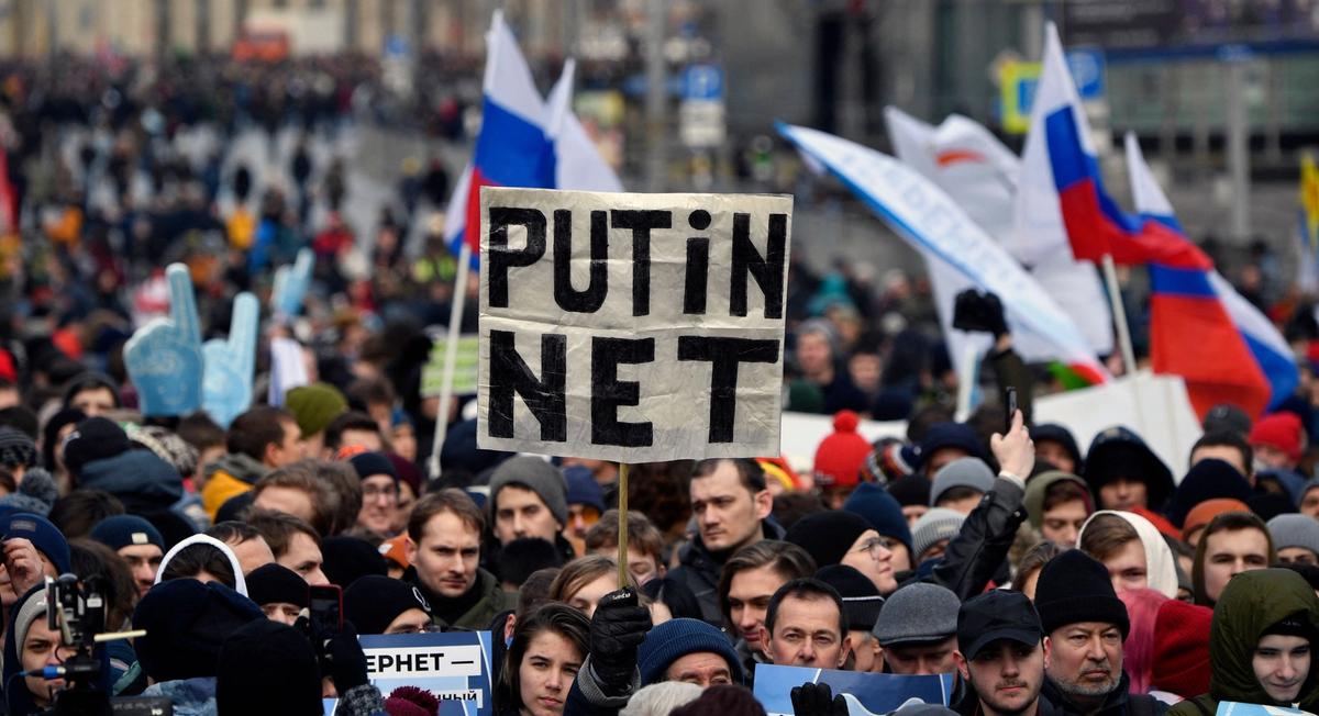 A protester in Moscow holds a placard reading "Putin - No!" Photo: Alexander NEMENOV/AFP via Getty Images