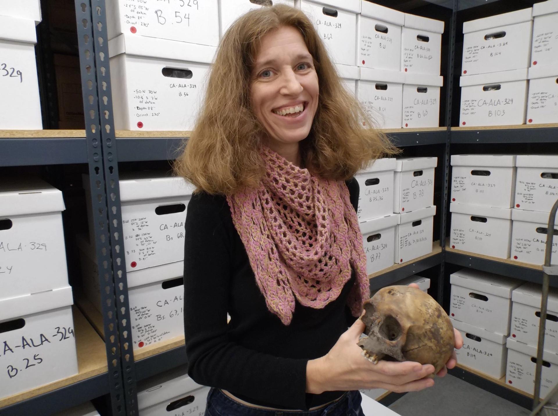 Anthropologist Elizabeth Weiss posing with a human skull in the collection of the San José State University in a Twitter post published on 18 September 2021, which was captioned “so happy to be back with some old friends”. Photo: Elizabeth Weiss/@eweissunburied.