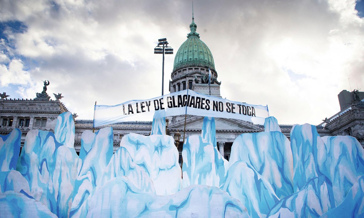 La pintura de un glaciar gigante desaparece del palacio presidencial de Argentina después de que se aprobara una nueva ley que flexibiliza las protecciones para estas regiones heladas