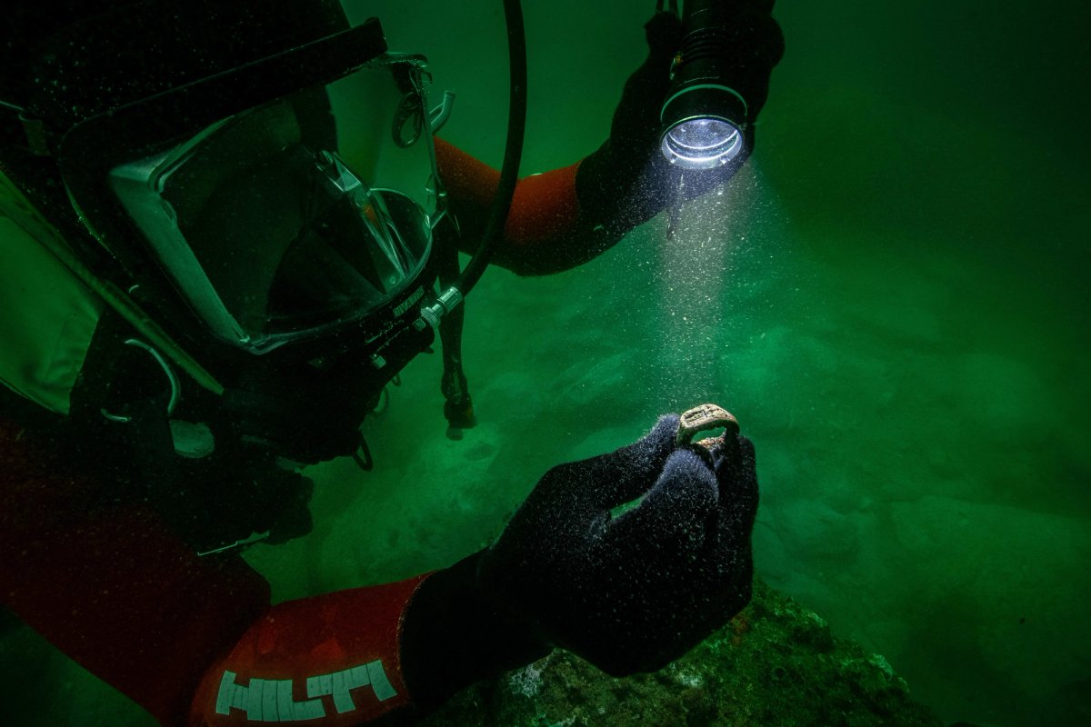A member of the archaeological team with the submerged ring
Photo: Christoph Gerigk © Franck Goddio/Hilti Foundation