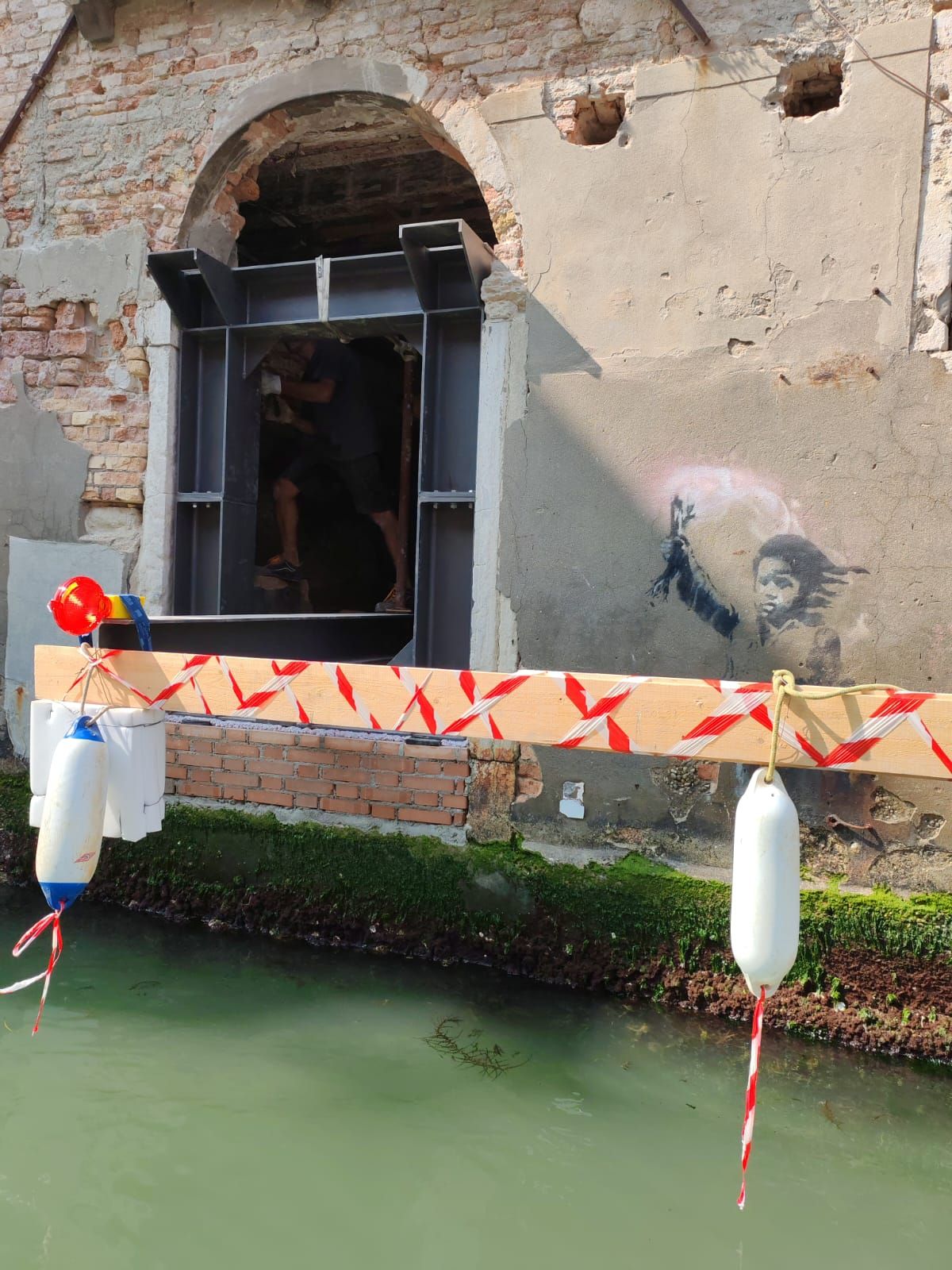 The mural is seen as a reference to the global refugee crisis

Banksy, The Migrant Child, 2019, Palazzo San Pantalon