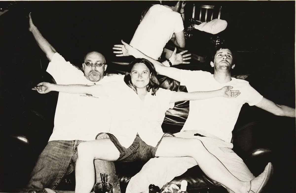 Damien Hirst (left), Sarah Lucas and Angus Fairhurst, London, 2003 © Johnnie Shand Kydd. All Rights Reserved, DACS/Artimage 2022. Photo: Johnnie Shand Kydd