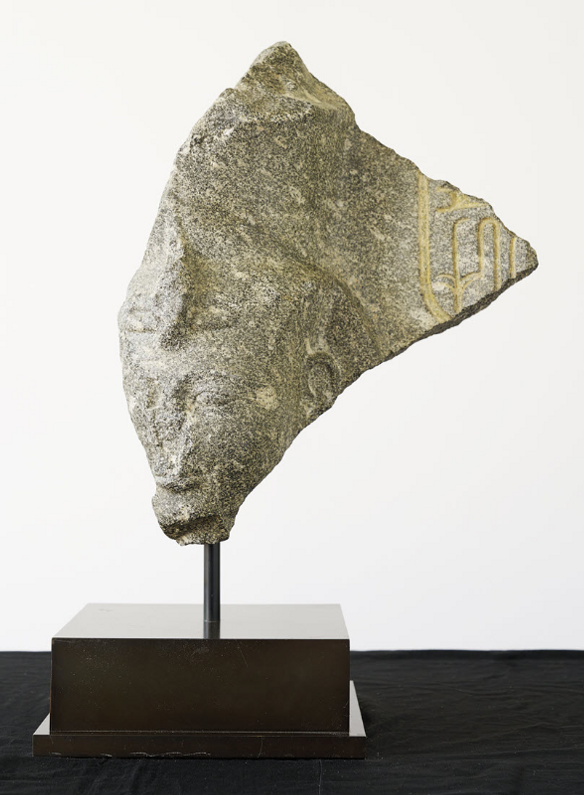 The fragment of the 3,400-year-old statue of Ramesses II Image: Bundesamt für Kultur