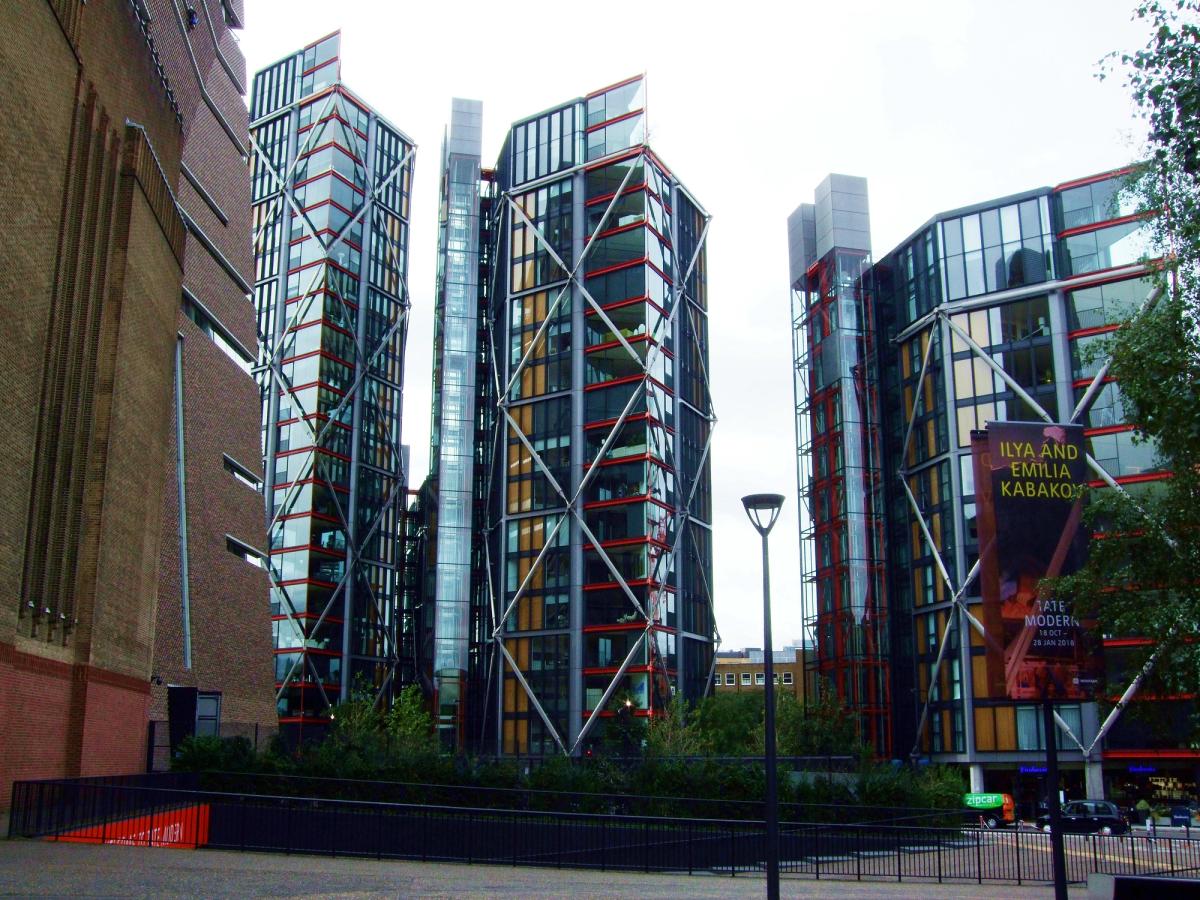 Residents of the Neo Bankside flats (right) complained that the viewing platform at Tate Modern's adjacent Blavatnik Building (left) was an invasion of privacy 
Photo: Jim Linwood via Flickr