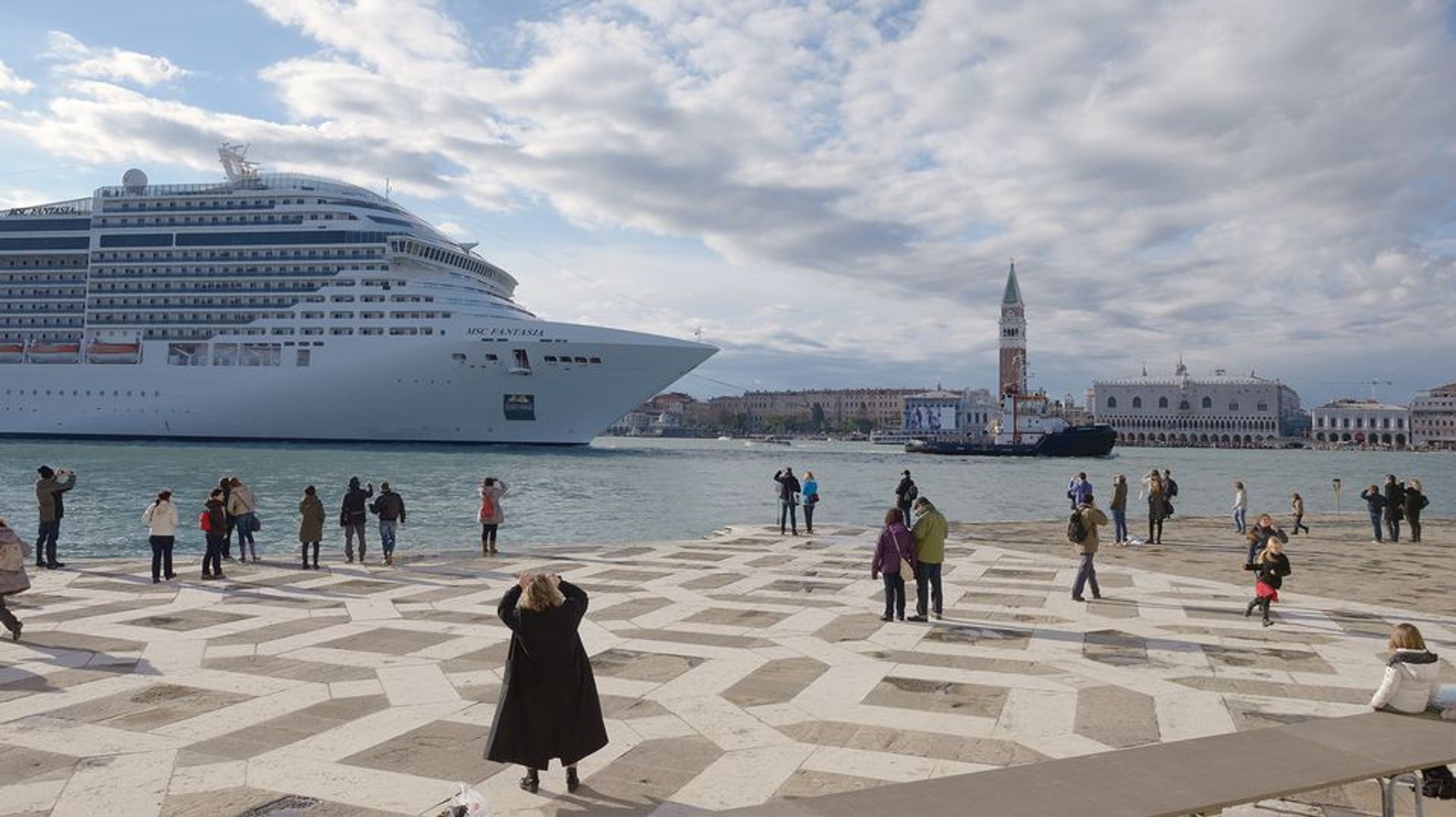 The cruise ship MSC Fantasia on the "Bacino San Marco" in Venice © Wolfgang Moroder