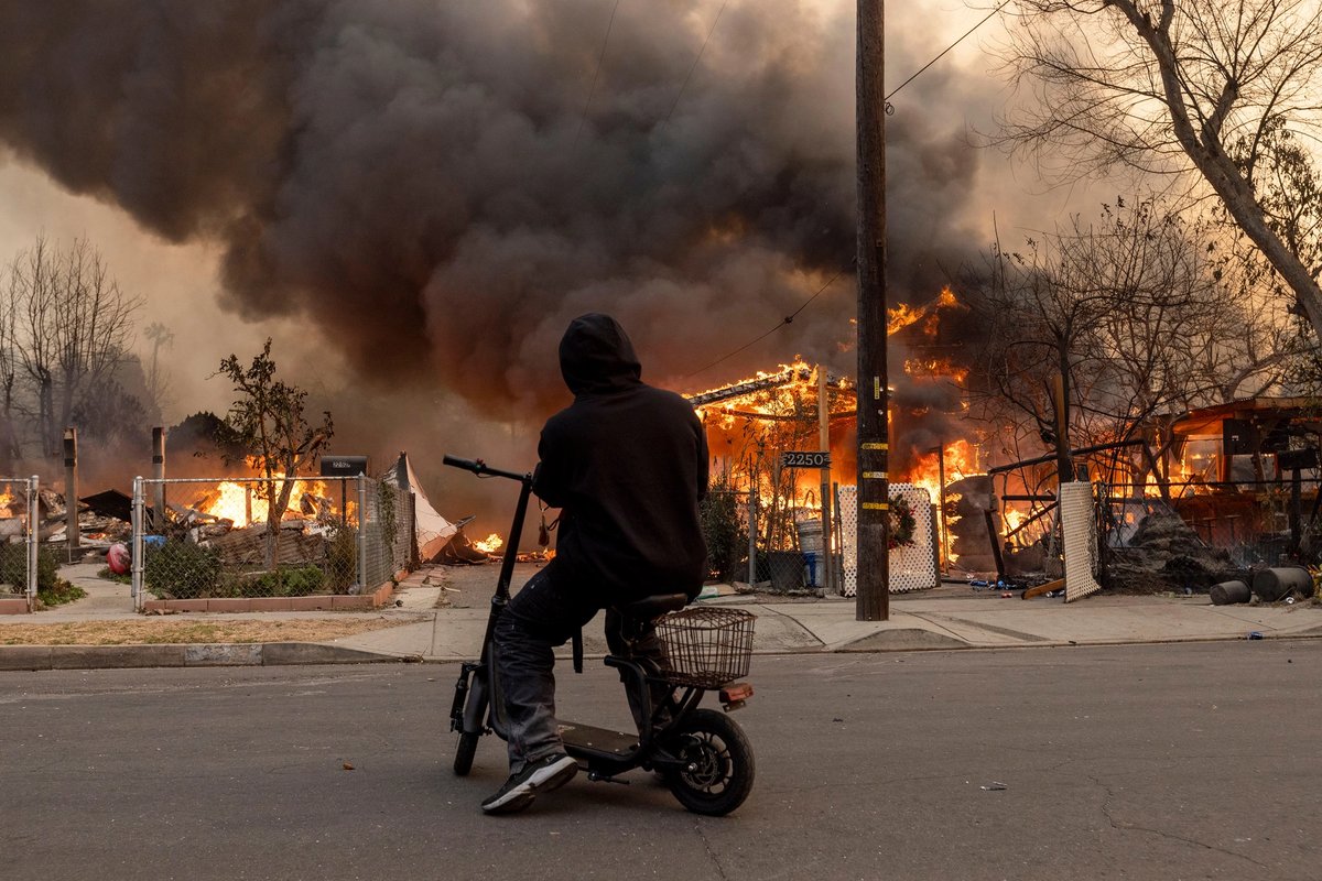 The Eaton fire rages in Altadena on 8 January; experts predict that the fires will cost between $20bn and $30bn in insured losses 
Photo: Jill Connelly/Bloomberg via Getty Images; © 2025 Bloomberg Finance LP