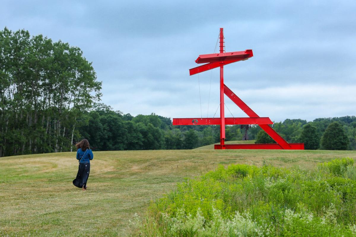 A visitor at the Storm King Art Center with Mark di Suvero's Mother Peace (1969-70). © Mark di Suvero. Courtesy the artist and Spacetime C.C., New York. Photo by Angela Pham / BFA.com.