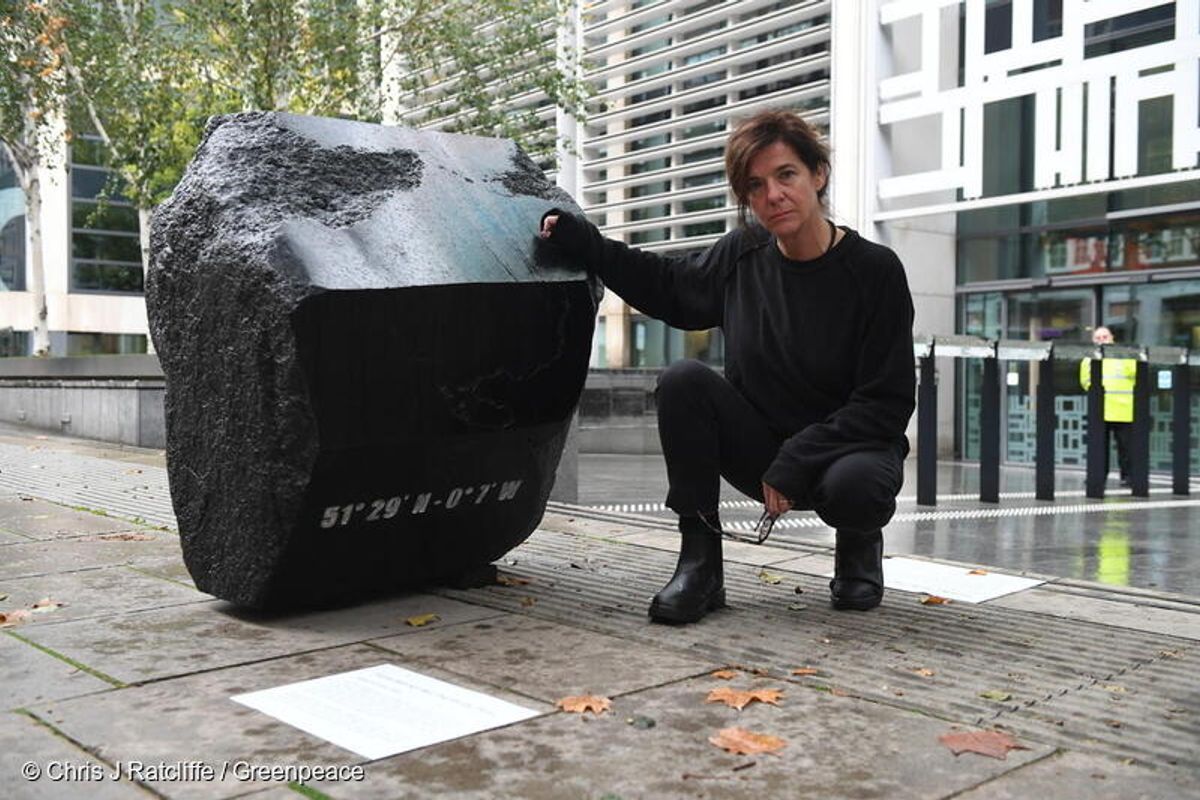 Fiona Banner with her sculpture Full Stop Klang (2020) © Chris J Ratcliffe / Greenpeace