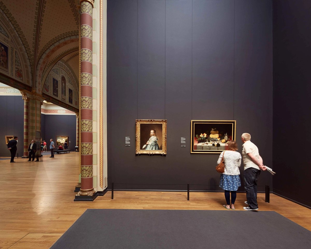 Visitors enjoying the works in the Rijksmuseum’s Gallery of Honor
Photo: Erik Smits
