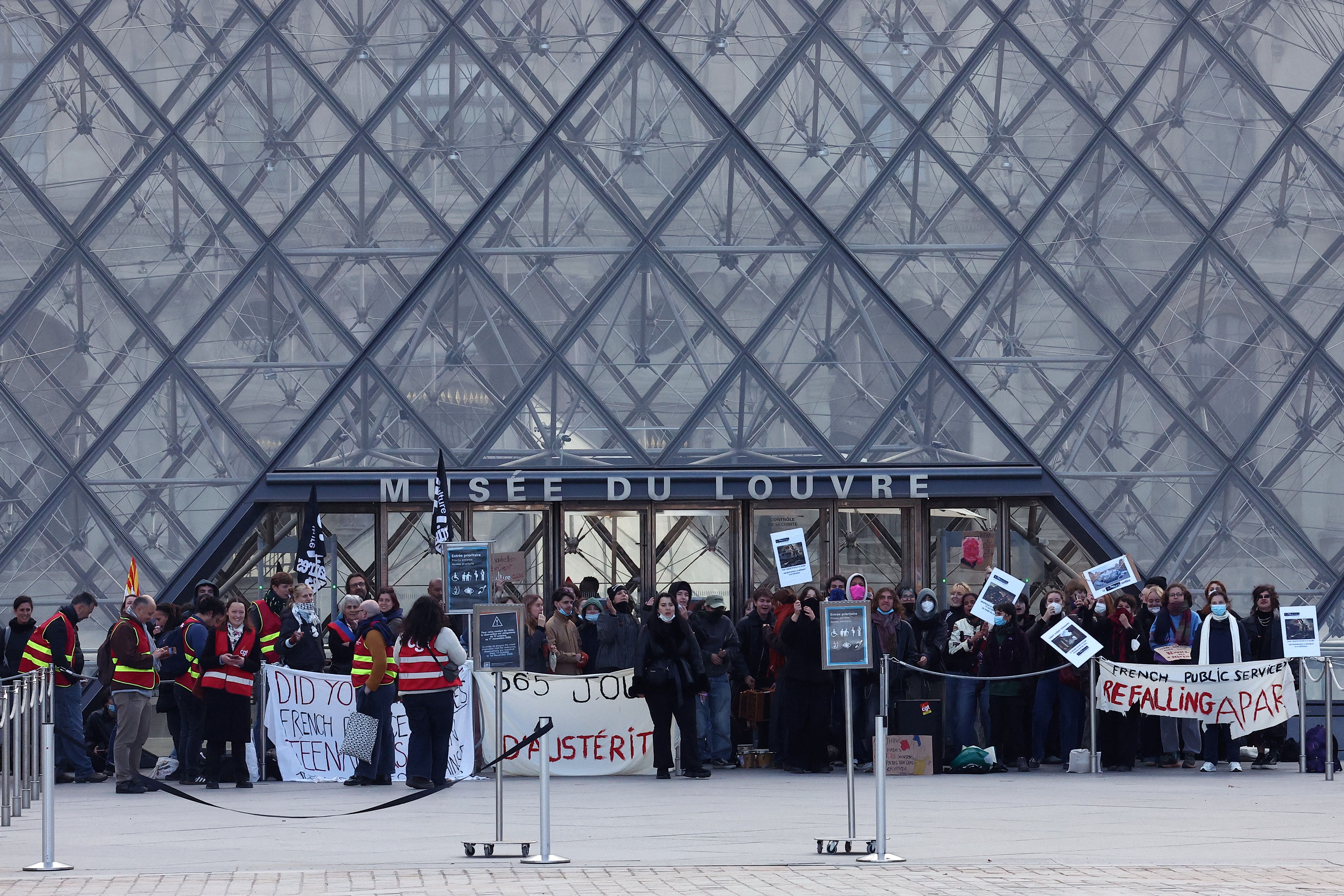 Paris'teki protestolar nedeniyle Louvre ve Orsay müzeleri dahil birçok kurum kapalı olacak