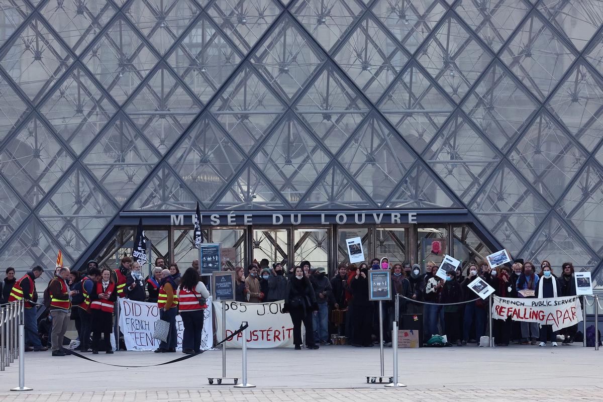 Students from the École du Louvre blocked access to Musée du Louvre on 19 October to express their suppor" for the high school students' movement and to denounce "police repression"
Photo: Reuters