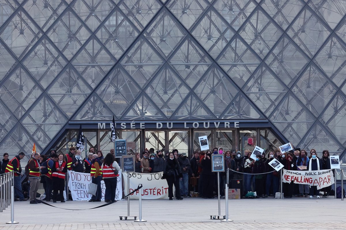 Students from the École du Louvre blocked access to Musée du Louvre on 19 October to express their suppor" for the high school students' movement and to denounce "police repression"
Photo: Reuters