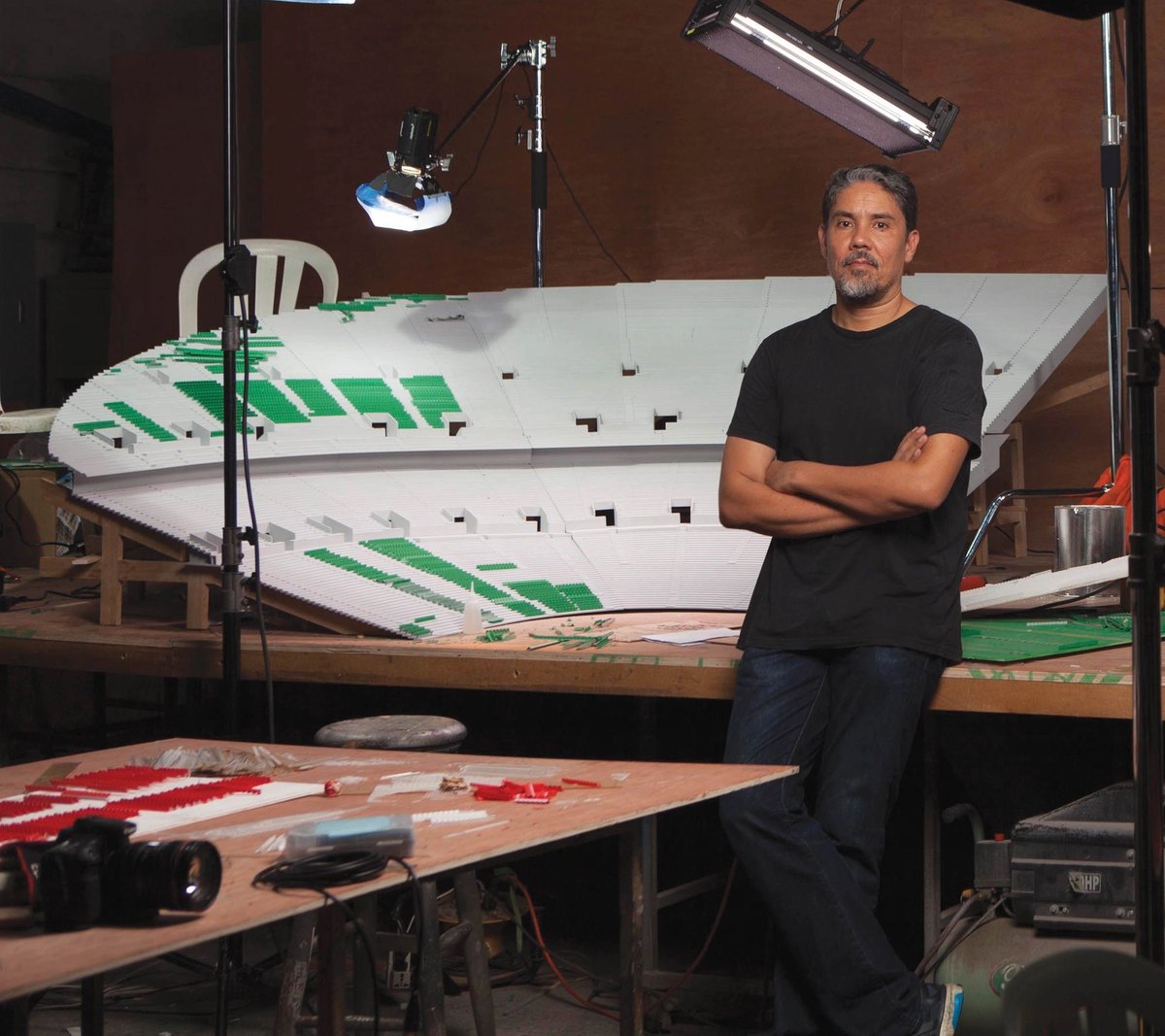 In The Saints (2007), Paul Pfeiffer re-created the atmosphere of the 1966 Fifa World Cup by scripting a crowd scene in the Philippines At Maculangan