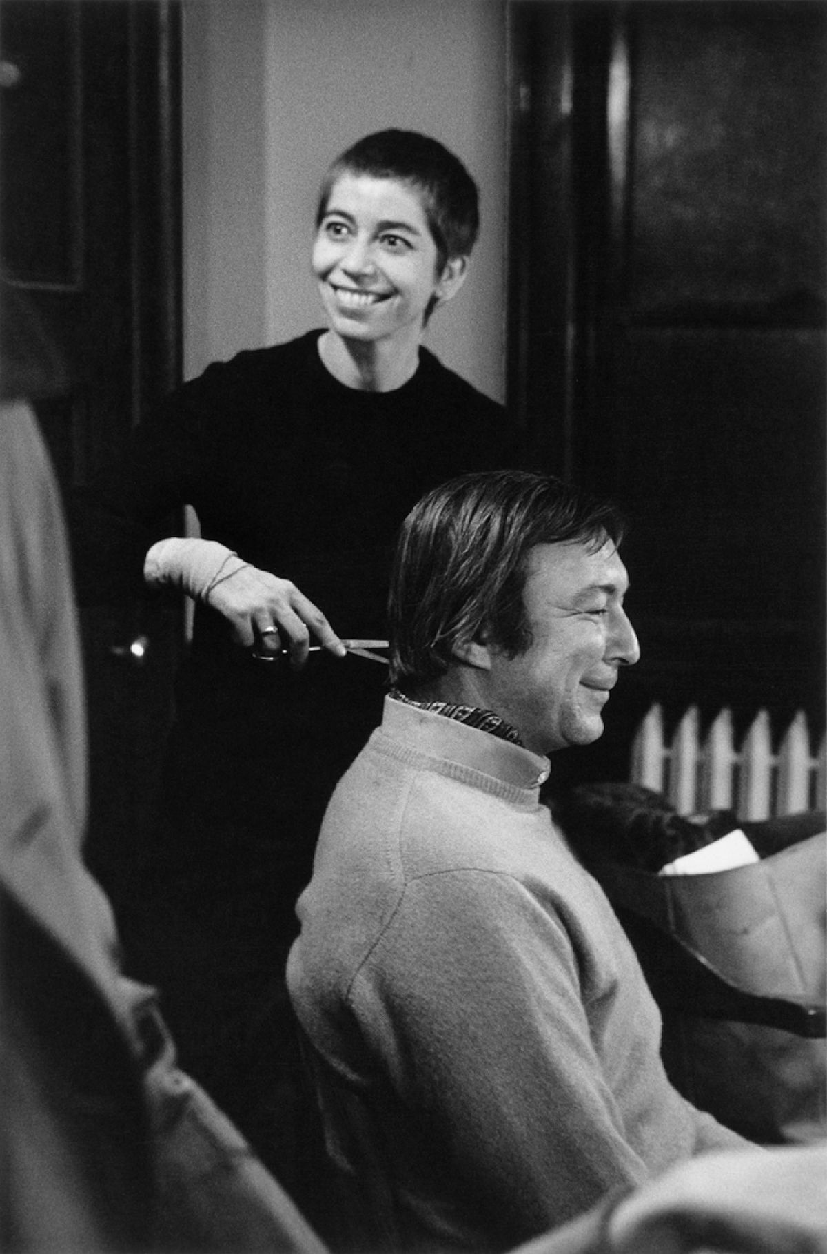 The dancer and choreographer Viola Farber cutting Jasper Johns's hair Photo: James Klosty